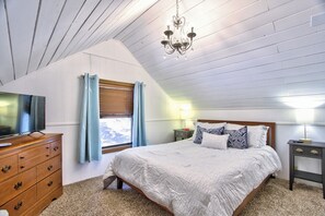 4 soverom, skrivebord, strykejern/-brett og reiseseng for barn