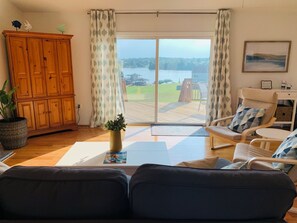 Smart TV, mesa de ping pong, libros, estéreo