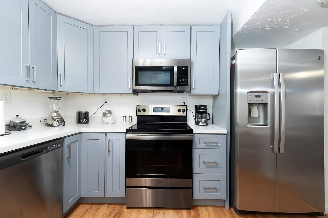 Een koelkast, een magnetron, een oven, een kookplaat