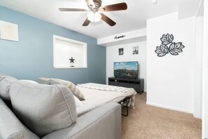 2 bedrooms, desk, WiFi, bed sheets