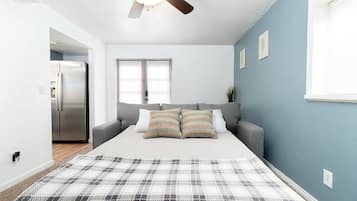 2 bedrooms, desk, WiFi, bed sheets