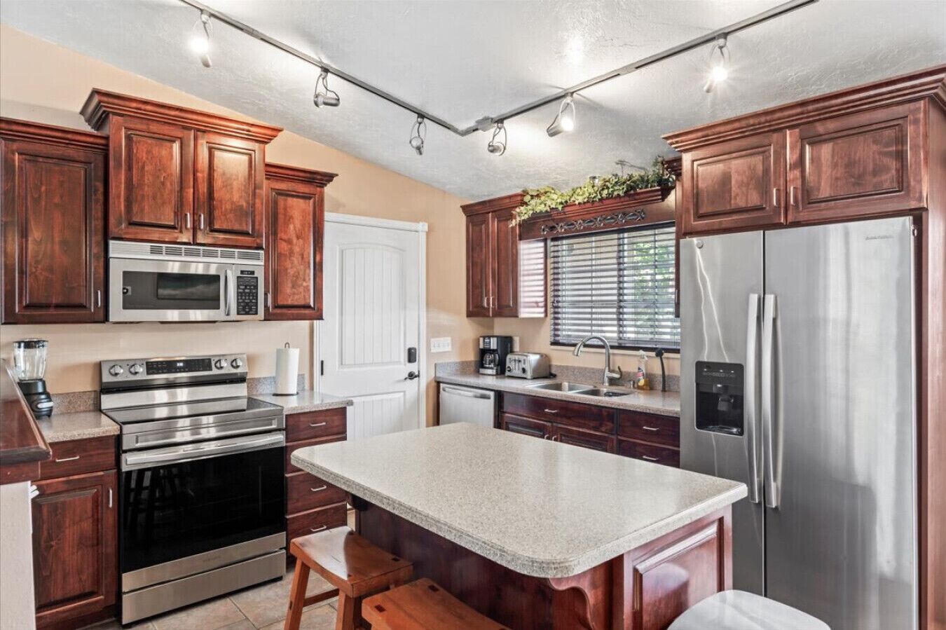 Refrigerador, microondas, horno y parrilla de estufa 