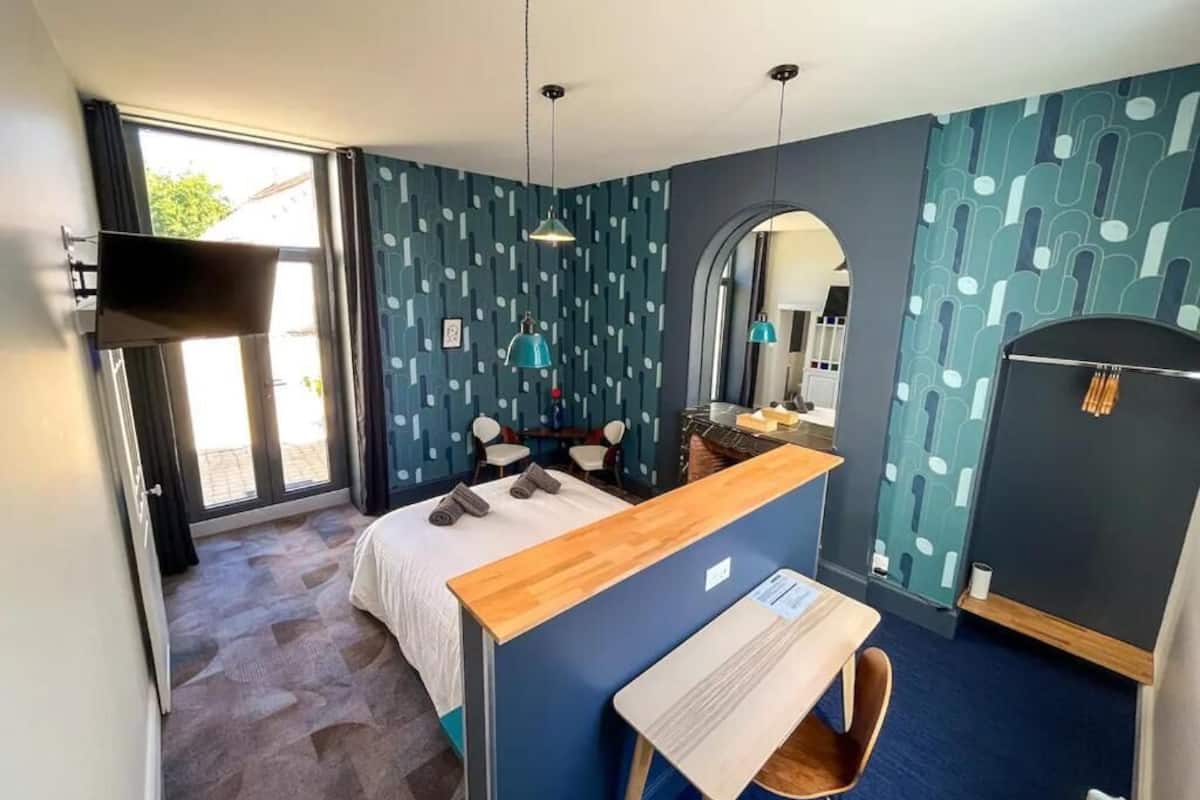 Ch1 Affaires, 1 double bed, courtyard view | Con arredamento individuale, una scrivania, postazione laptop