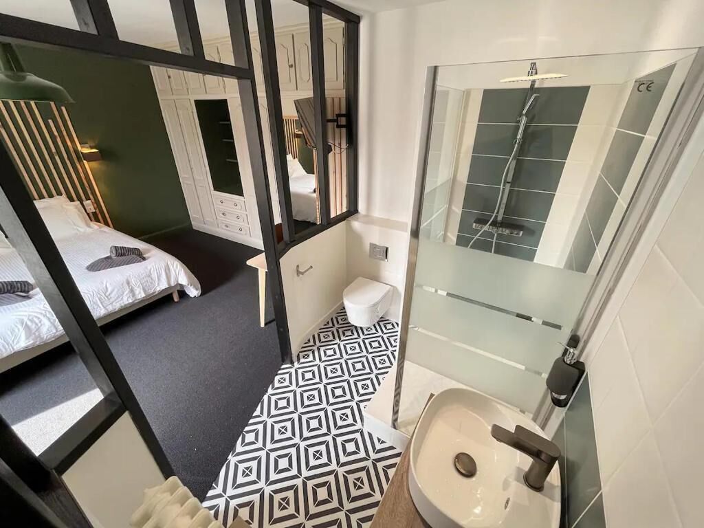 Ch3 Exécutive, 1 grand lit, vue ville | Badkamer | Een douche, een regendouche, een haardroger, handdoeken