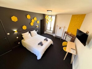 Ch2 Double Superior Room, 1 double bed, garden view | Individuel indretning, skrivebord, arbejdsområde til bærbare computere