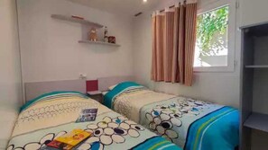 3 bedrooms, WiFi - Camping 4 étoiles - Parc aquatique - eebacg (Bormes-les-Mimosas)
