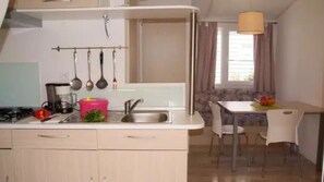 Refrigerador, microondas y parrilla de estufa 