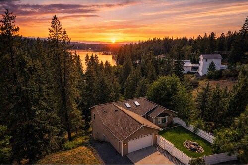 Hayden Lake Family Retreat • Hot Tub • Lake Access • Views