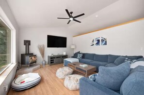 Smart TV, fireplace, books, computer monitors - Hayden Lake Family Retreat • Hot Tub • Lake Access • Views (Hayden Lake)