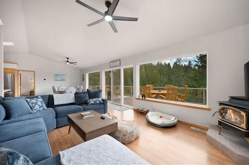 Hayden Lake Family Retreat • Hot Tub • Lake Access • Views