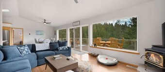 Hayden Lake Family Retreat • Hot Tub • Lake Access • Views