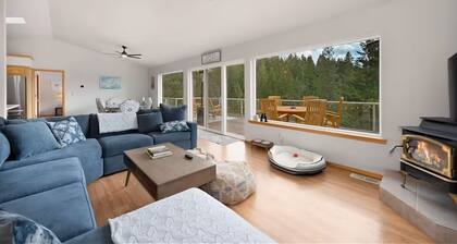 Hayden Lake Family Retreat • Hot Tub • Lake Access • Views