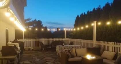 Guests staying in Stonington are surrounded by some of the best coastal experiences in New England, all within minutes. You can explore marine life at the Mystic Aquarium, step into maritime history at the Mystic Seaport Museum, or enjoy shopping and