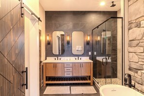 Douche, sèche-cheveux, serviettes fournies, savon
