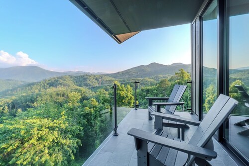 Luxurious Top Floor Condo - Panoramic Mountain Views Overlooking Gatlinburg 