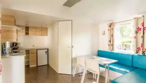 Interior - ZEcamping 5 étoiles animé espace aquatique locatif BBQ 29m2 4 pers (Sainte-Catherine-de-Fierbois)