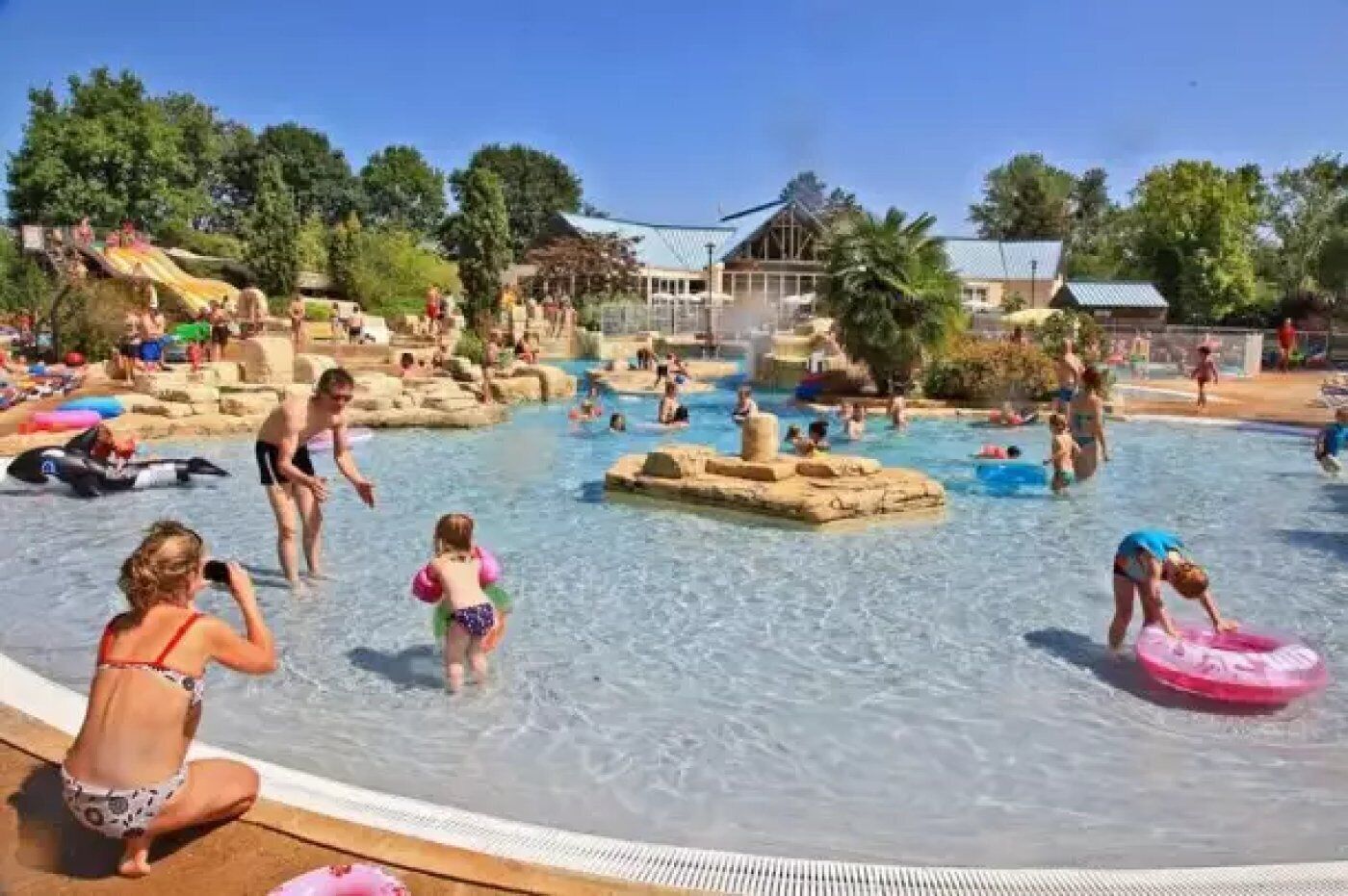 Innendørsbasseng og et oppvarmet basseng