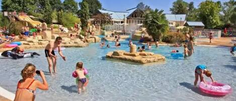 Innendørsbasseng og et oppvarmet basseng