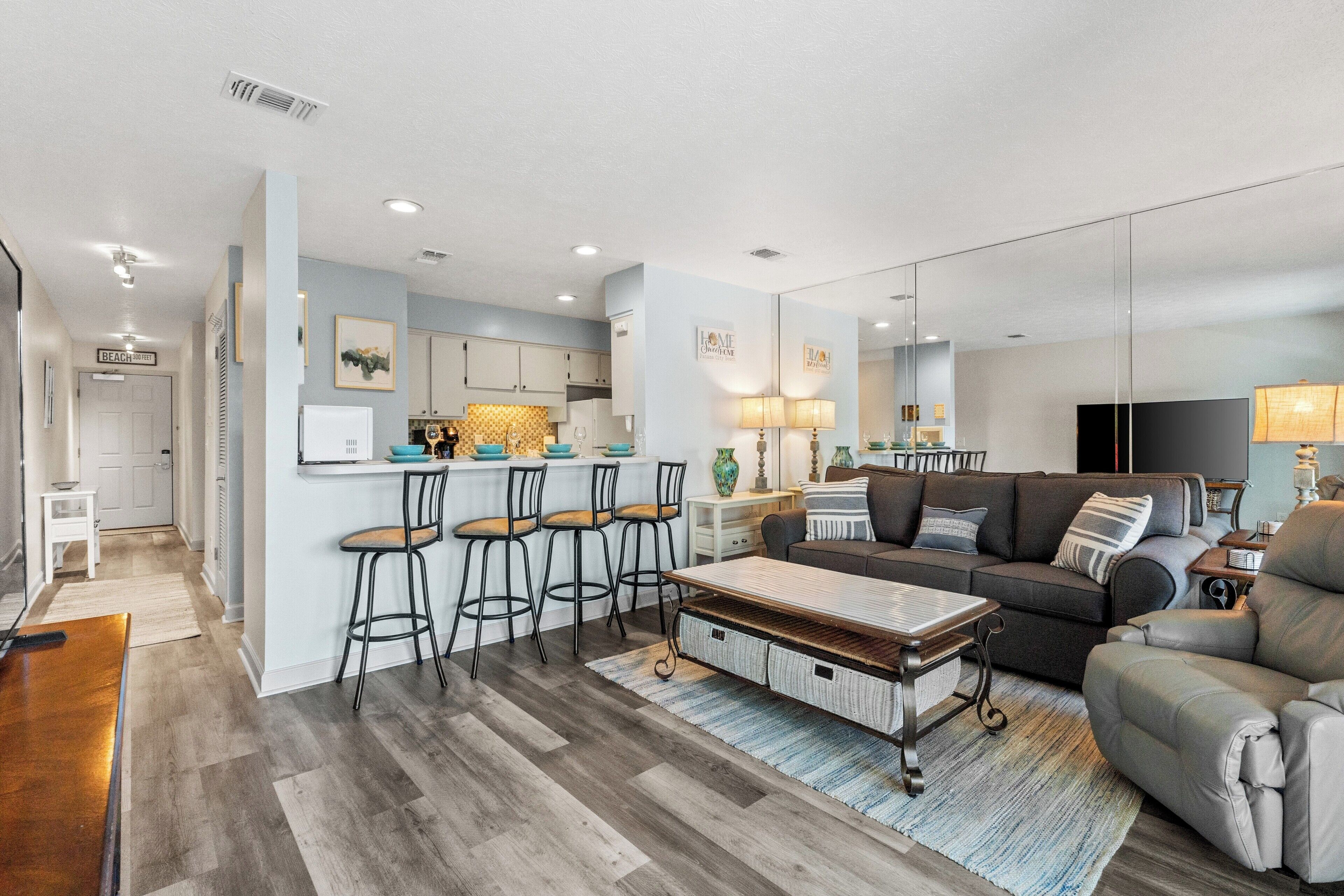 公寓客房, 1 間臥室, 池畔 | 起居區 | 60-吋 LCD 液晶電視，提供有線頻道