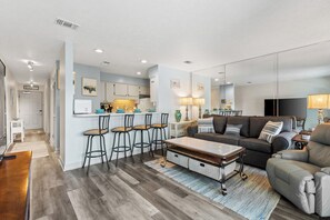 公寓式客房, 1 间卧室, 池畔 | 起居区 | 60-英寸液晶电视（配备有线频道）