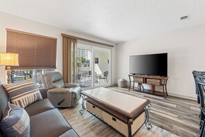 Apartamento, 1 habitación, junto a la piscina | Zona de estar | Televisión LCD de 60 pulgadas con canales por cable