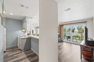 Condo, 1 phòng ngủ, cạnh hồ bơi | 1 phòng ngủ, bộ đồ giường cao cấp, trang trí khác biệt 