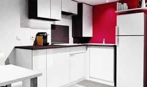 Kjøleskap, mikrobølgeovn, kokeplater og oppvaskmaskin