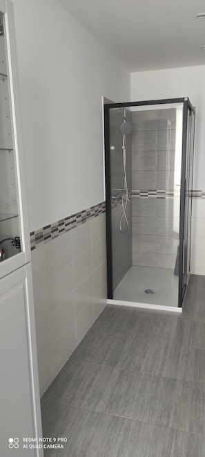 Shower, hair dryer, bidet, towels - ENTIRE APARTMENT (Negrar di Valpolicella)