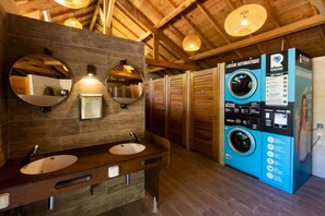 Interior - ZEcamping 4* pataugeoire chiens acceptés fitness locatif TV LV BBQ (Meyronne)