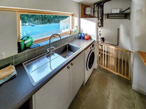 Een vaatwasser, een kinderstoel