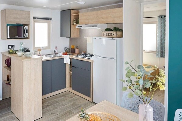 Kühlschrank, Mikrowelle, Herdplatte