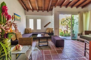 Hus – basic, hageutsikt | Oppholdsområde | En 50-tommers smart-TV med kabel-kanaler