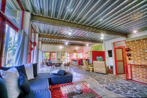 Loft majestueux | Aire de séjour | Téléviseur connecté de 50 po avec télévision par câble