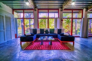 Loftsrom – grand | Oppholdsområde | En 50-tommers smart-TV med kabel-kanaler