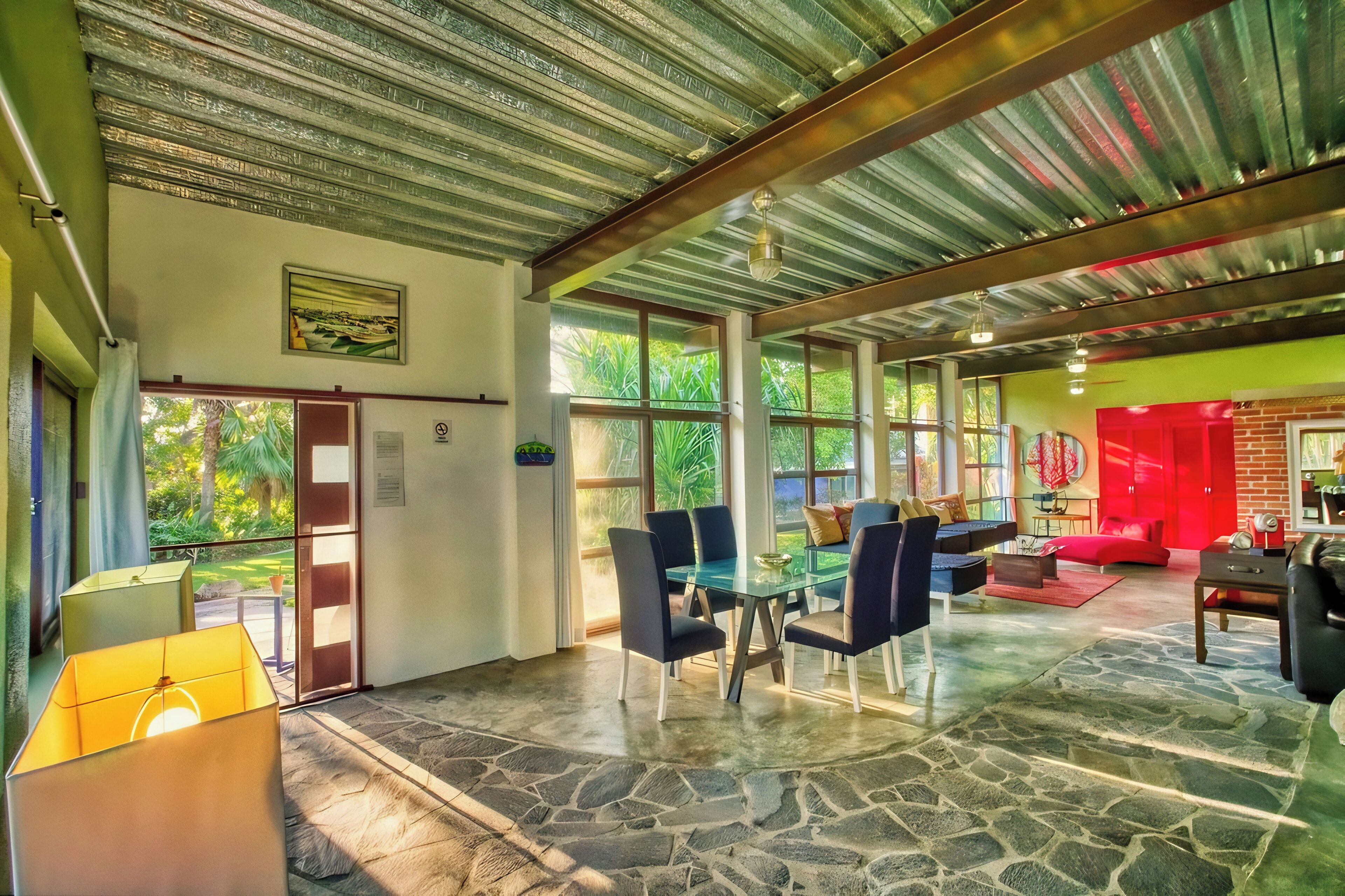 Loft Grand | Área de sala de estar | Smart TV de 50 pulgadas con canales por cable 