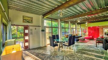 Loft Grand | Área de sala de estar | Smart TV de 50 pulgadas con canales por cable