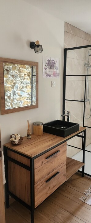 Shower, hair dryer, toilet paper - Jolie Maison Dans les Corbières (Tournissan)