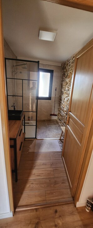 Dusche, Haartrockner, Toilettenpapier
