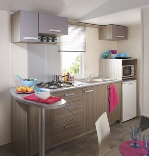 Fridge, microwave, stovetop - Camping 3 étoiles - Parc aquatique - eeeecf (Plobannalec-Lesconil)