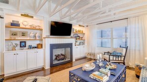 Smart TV - Ocean Lite House - Unique Oceanside Villa (New Smyrna Beach)