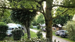 A rural road with parked cars and a white van. - ZEcamping 3 étoiles piscine chauffée locatif TV clim 21m2 4 pers (Soreze)