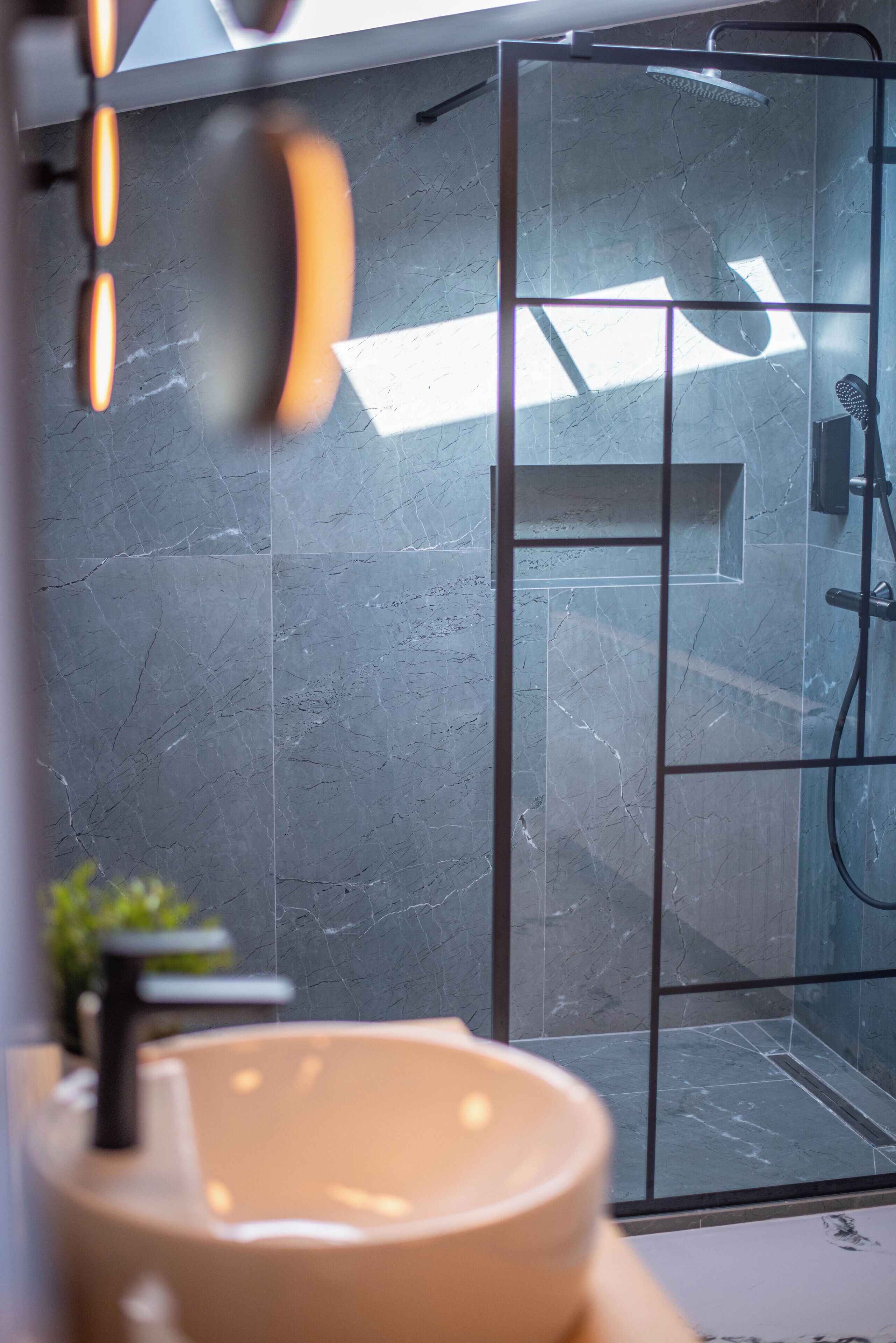 Douche, serviettes fournies, savon, shampoing
