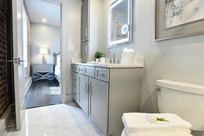 Luxe appartement, 2 slaapkamers, balkon (304) | Badkamer | Een haardroger, handdoeken, zeep, shampoo