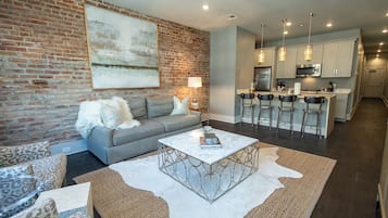 Condo superluxo, 2 quartos, cozinha (302) | Cozinha privada | Geladeira grande, micro-ondas, fogão, cooktop