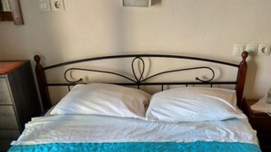 Kamar Basic, pemandangan bukit | 1 kamar tidur, setrika/meja setrika, Wi-Fi gratis, dan seprai linen