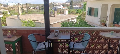 Basic Room, Hill View | Living area