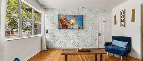 Smart TV, fireplace