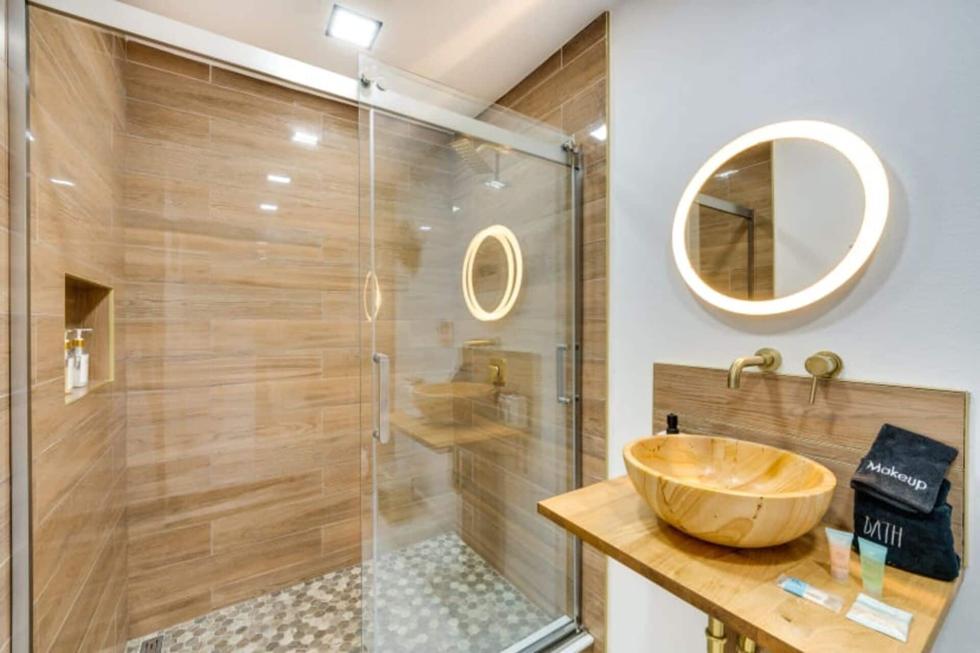 Douche, sèche-cheveux, serviettes fournies, savon