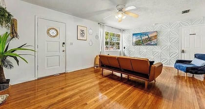 KING BED MASTER ROOM AND ENTIRE HOME WITH TREE HOUSE CLOSE TO DISNEY WORLD