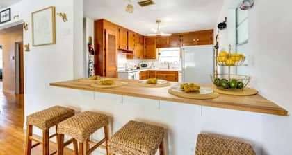 KING BED MASTER ROOM AND ENTIRE HOME WITH TREE HOUSE CLOSE TO DISNEY WORLD